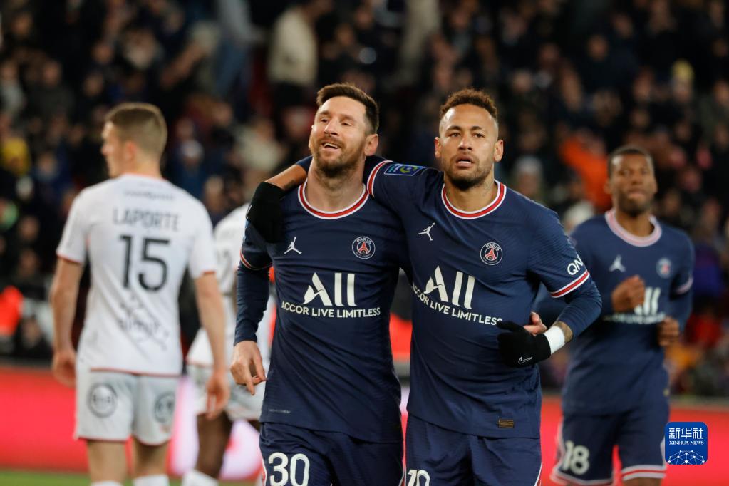  巴黎圣日耳曼客场逆转里昂保留争冠希望  