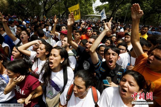  马赛球迷冲场抗议，要求俱乐部改善设施  